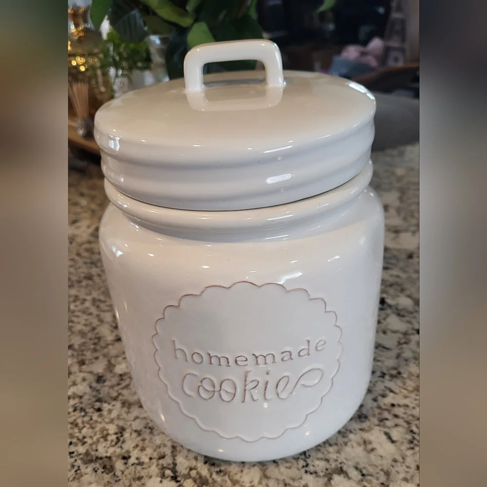 Crate&Barrel White Ceramic Cookie Jar. EUC. Farmhouse. Minimalist